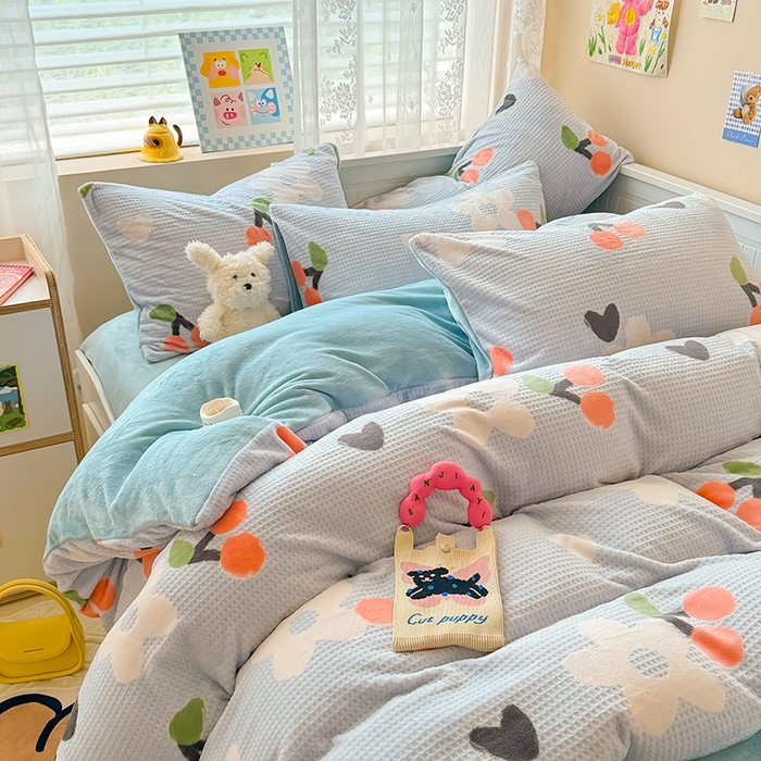 91家纺网 家纺一手货源 找家纺 懒猫家纺 2025新款印花牛奶绒雕花四件套 那些花儿