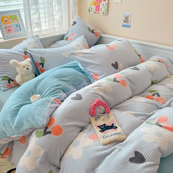 91家纺网 家纺一手货源 找家纺 懒猫家纺 2025新款印花牛奶绒雕花四件套 那些花儿