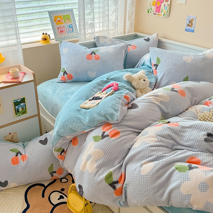 91家纺网 家纺一手货源 找家纺 懒猫家纺 2025新款印花牛奶绒雕花四件套 那些花儿