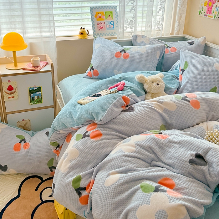 91家纺网 家纺一手货源 找家纺 懒猫家纺 2025新款印花牛奶绒雕花四件套 那些花儿