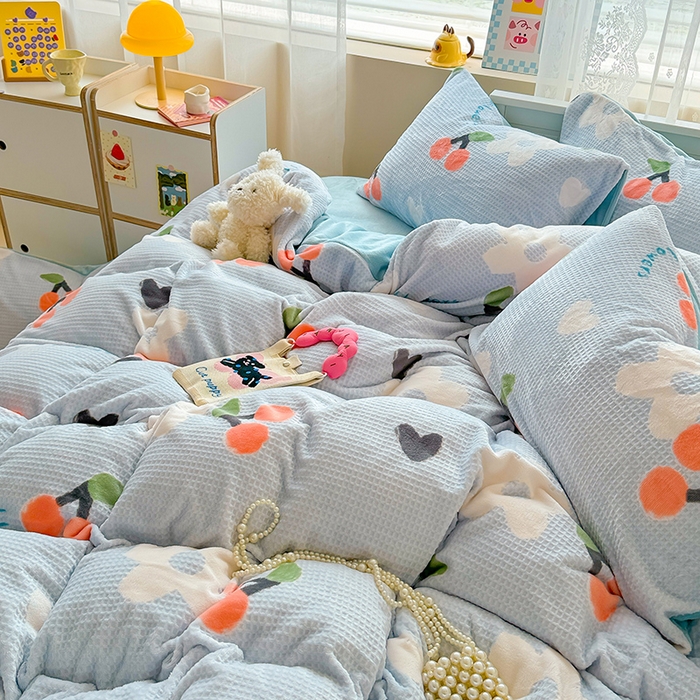 91家纺网 家纺一手货源 找家纺 懒猫家纺 2025新款印花牛奶绒雕花四件套 那些花儿