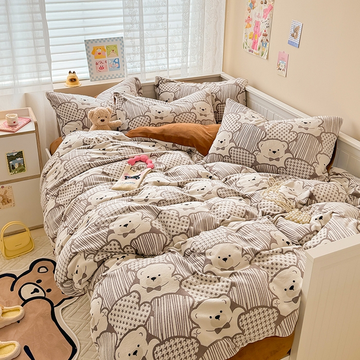 91家纺网 家纺一手货源 找家纺 懒猫家纺 2025新款印花牛奶绒雕花四件套 奇趣小熊