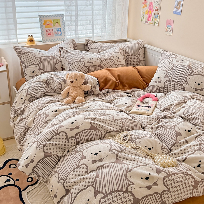 91家纺网 家纺一手货源 找家纺 懒猫家纺 2025新款印花牛奶绒雕花四件套 奇趣小熊