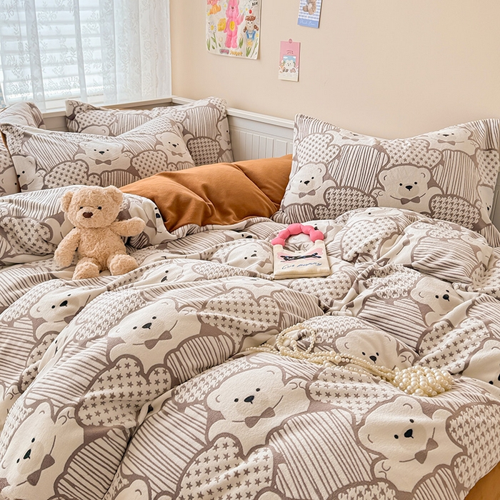 91家纺网 家纺一手货源 找家纺 懒猫家纺 2025新款印花牛奶绒雕花四件套 奇趣小熊