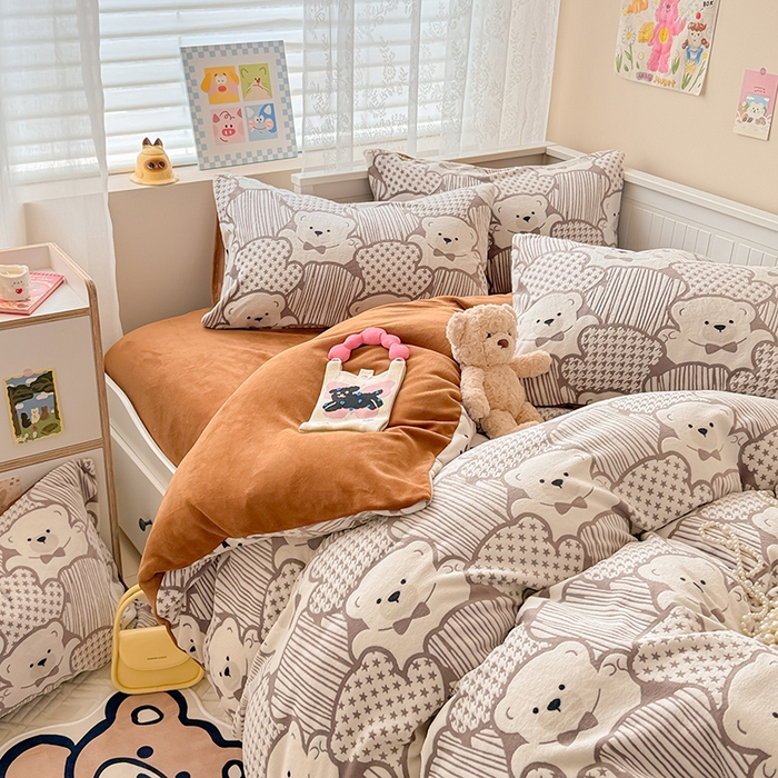 91家纺网 家纺一手货源 找家纺 懒猫家纺 2025新款印花牛奶绒雕花四件套 奇趣小熊