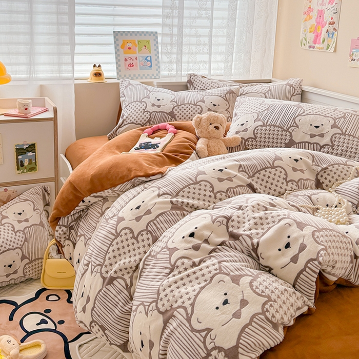 91家纺网 家纺一手货源 找家纺 懒猫家纺 2025新款印花牛奶绒雕花四件套 奇趣小熊