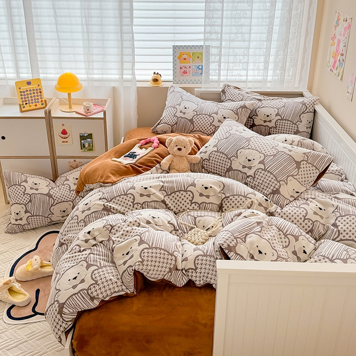 91家纺网 家纺一手货源 找家纺 懒猫家纺 2025新款印花牛奶绒雕花四件套 奇趣小熊