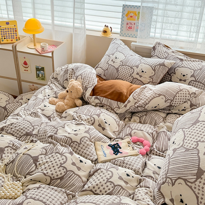 91家纺网 家纺一手货源 找家纺 懒猫家纺 2025新款印花牛奶绒雕花四件套 奇趣小熊