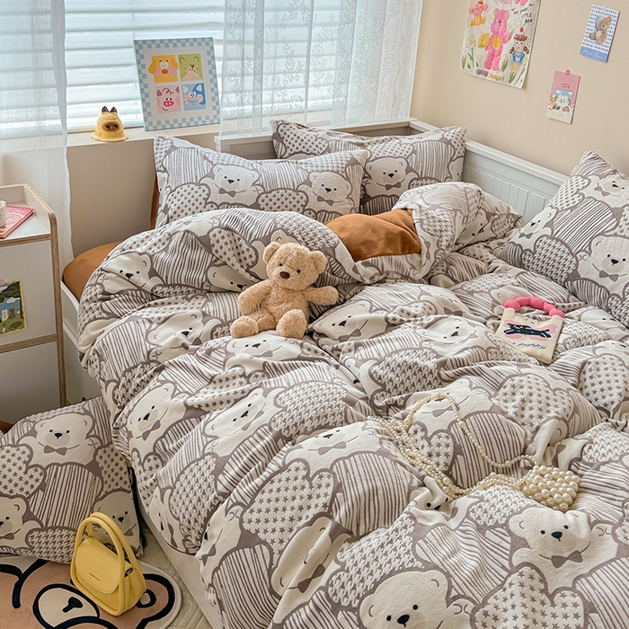 91家纺网 家纺一手货源 找家纺 懒猫家纺 2025新款印花牛奶绒雕花四件套 奇趣小熊