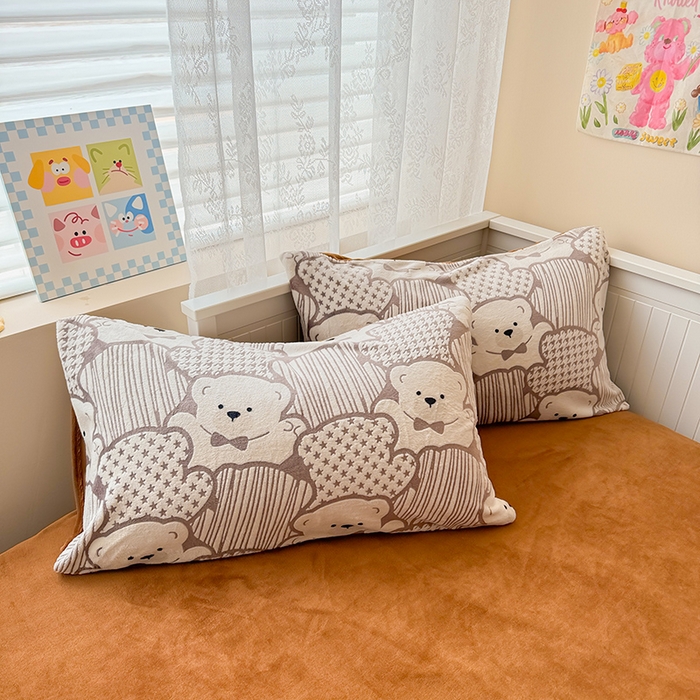 91家纺网 家纺一手货源 找家纺 懒猫家纺 2025新款印花牛奶绒雕花四件套 奇趣小熊