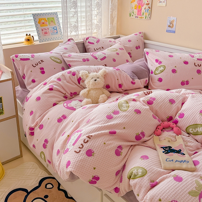 91家纺网 家纺一手货源 找家纺 懒猫家纺 2025新款印花牛奶绒雕花四件套 水果小熊