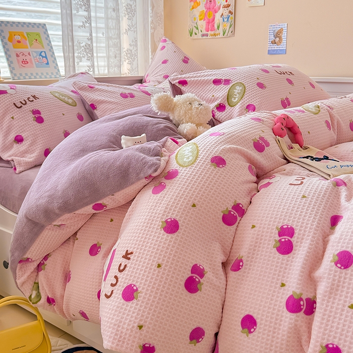 91家纺网 家纺一手货源 找家纺 懒猫家纺 2025新款印花牛奶绒雕花四件套 水果小熊