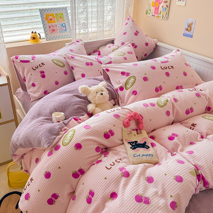 91家纺网 家纺一手货源 找家纺 懒猫家纺 2025新款印花牛奶绒雕花四件套 水果小熊