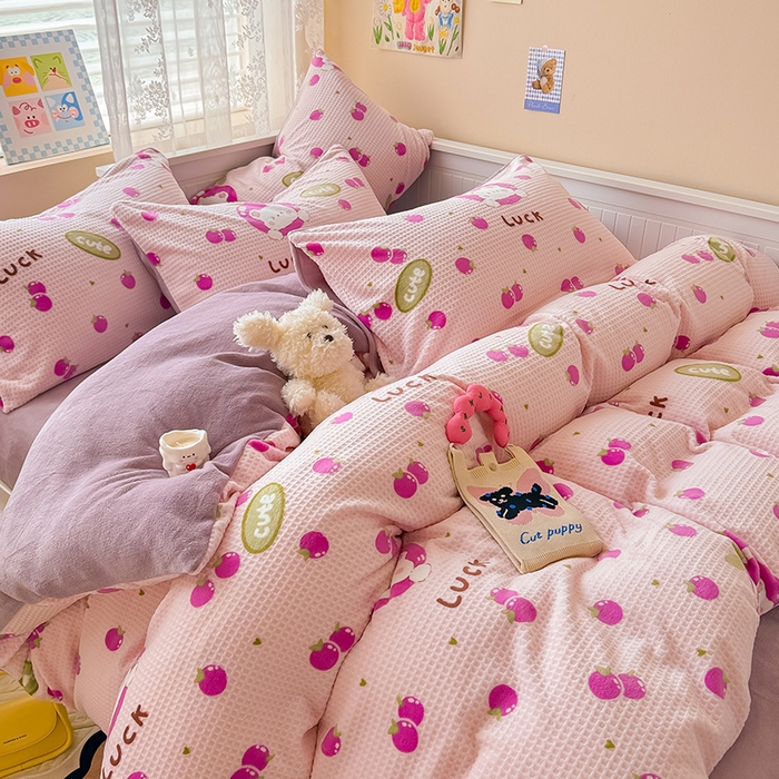 91家纺网 家纺一手货源 找家纺 懒猫家纺 2025新款印花牛奶绒雕花四件套 水果小熊