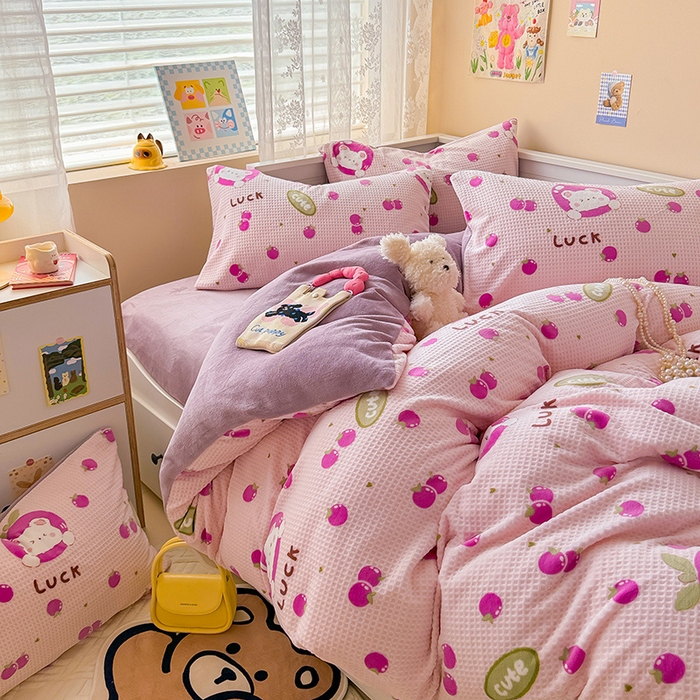 91家纺网 家纺一手货源 找家纺 懒猫家纺 2025新款印花牛奶绒雕花四件套 水果小熊