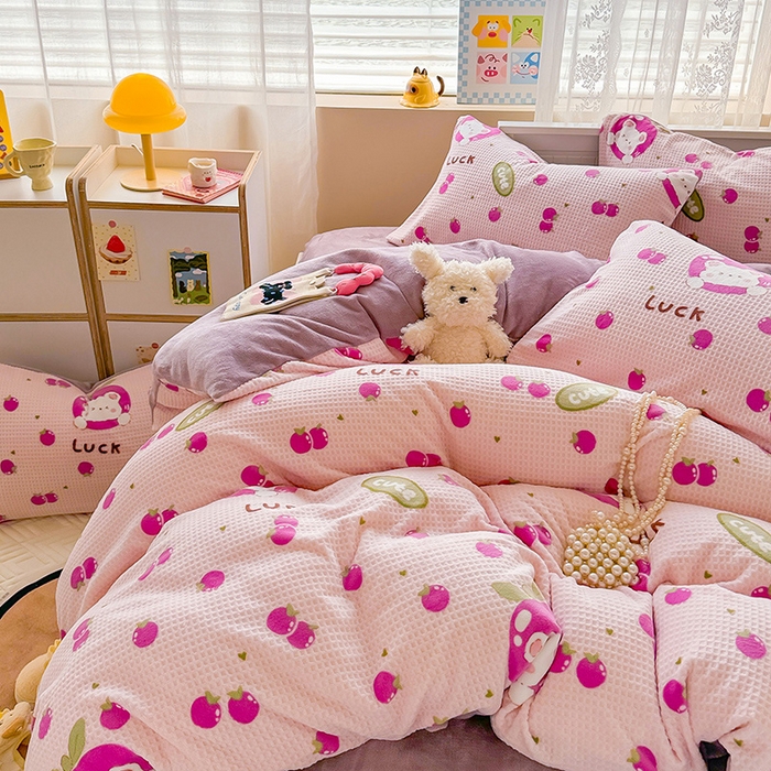 91家纺网 家纺一手货源 找家纺 懒猫家纺 2025新款印花牛奶绒雕花四件套 水果小熊