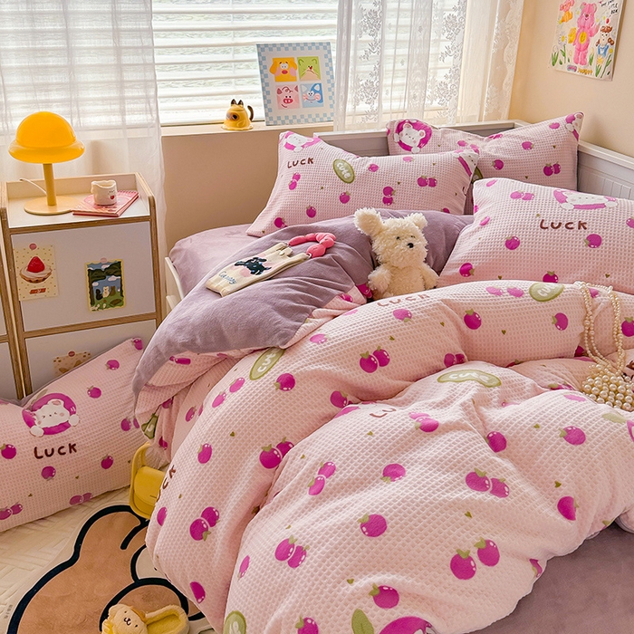 91家纺网 家纺一手货源 找家纺 懒猫家纺 2025新款印花牛奶绒雕花四件套 水果小熊