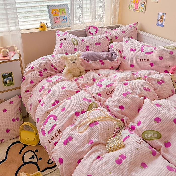 91家纺网 家纺一手货源 找家纺 懒猫家纺 2025新款印花牛奶绒雕花四件套 水果小熊