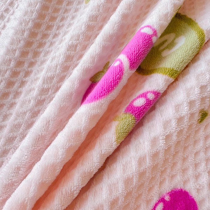 91家纺网 家纺一手货源 找家纺 懒猫家纺 2025新款印花牛奶绒雕花四件套 水果小熊