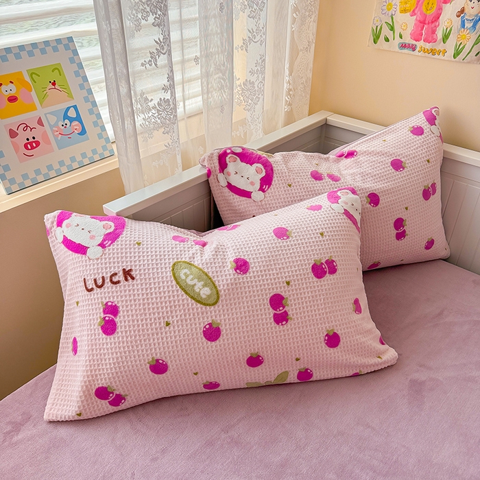 91家纺网 家纺一手货源 找家纺 懒猫家纺 2025新款印花牛奶绒雕花四件套 水果小熊