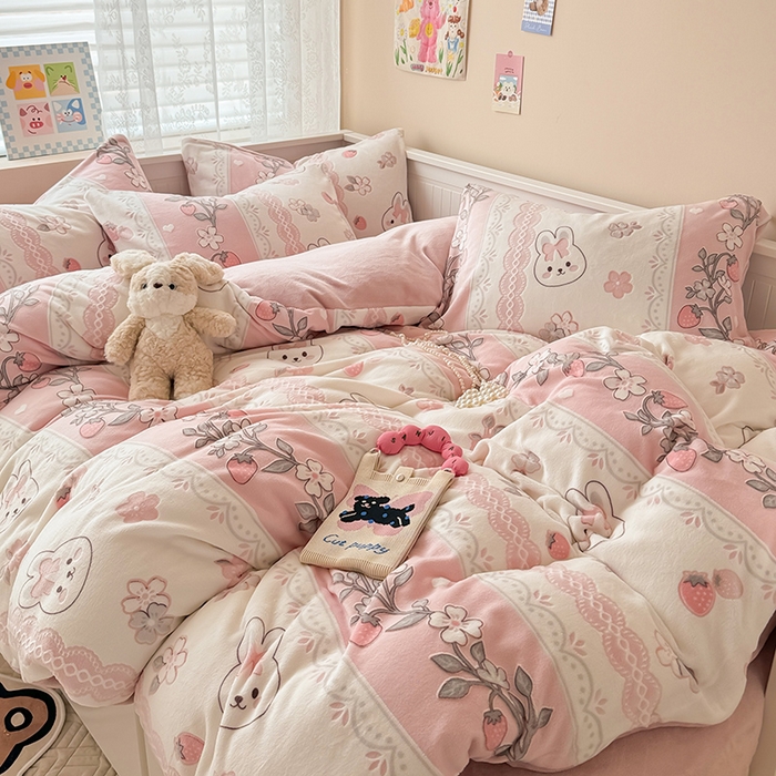 91家纺网 家纺一手货源 找家纺 懒猫家纺 2025新款印花牛奶绒雕花四件套 兔恋草莓