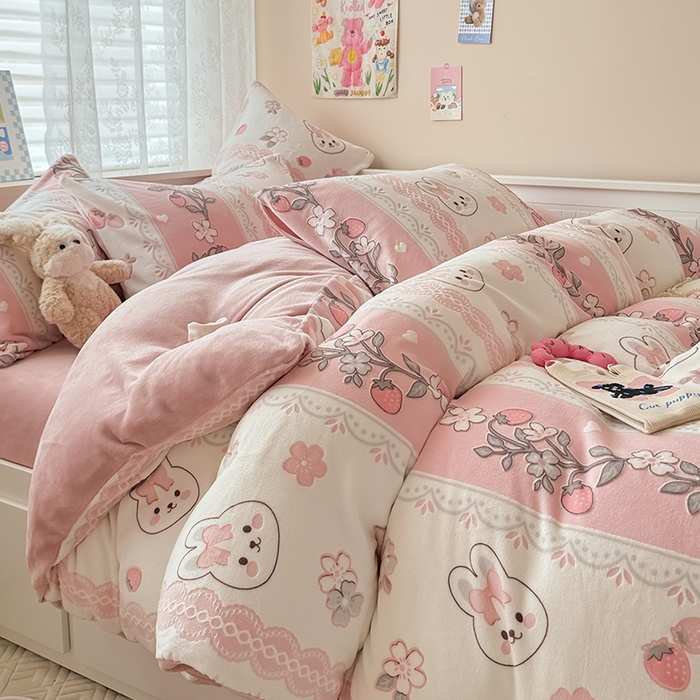 91家纺网 家纺一手货源 找家纺 懒猫家纺 2025新款印花牛奶绒雕花四件套 兔恋草莓