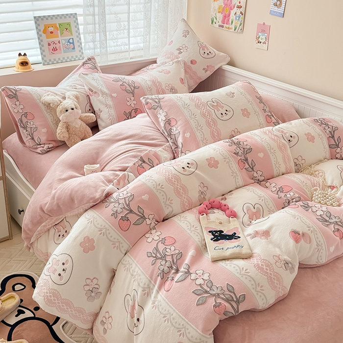 91家纺网 家纺一手货源 找家纺 懒猫家纺 2025新款印花牛奶绒雕花四件套 兔恋草莓