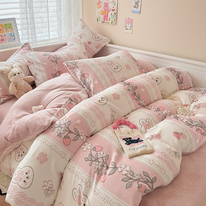 91家纺网 家纺一手货源 找家纺 懒猫家纺 2025新款印花牛奶绒雕花四件套 兔恋草莓