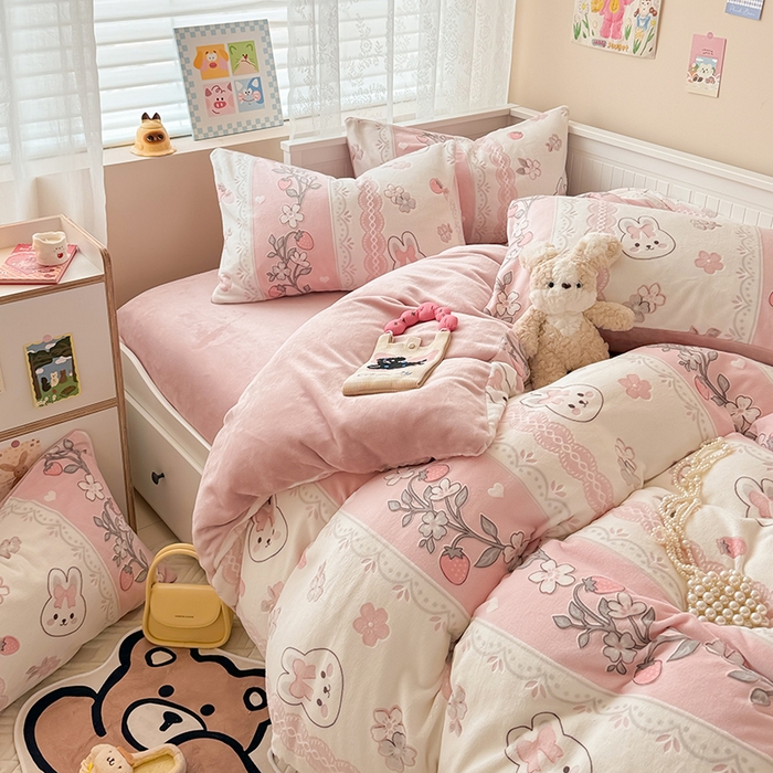 91家纺网 家纺一手货源 找家纺 懒猫家纺 2025新款印花牛奶绒雕花四件套 兔恋草莓