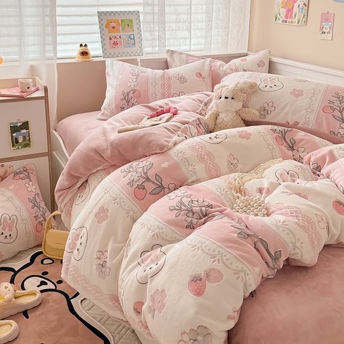 91家纺网 家纺一手货源 找家纺 懒猫家纺 2025新款印花牛奶绒雕花四件套 兔恋草莓