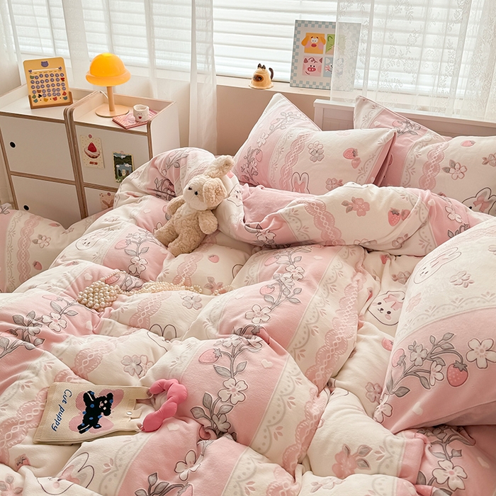 91家纺网 家纺一手货源 找家纺 懒猫家纺 2025新款印花牛奶绒雕花四件套 兔恋草莓