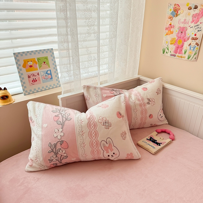 91家纺网 家纺一手货源 找家纺 懒猫家纺 2025新款印花牛奶绒雕花四件套 兔恋草莓