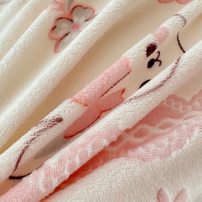 91家纺网 家纺一手货源 找家纺 懒猫家纺 2025新款印花牛奶绒雕花四件套 兔恋草莓