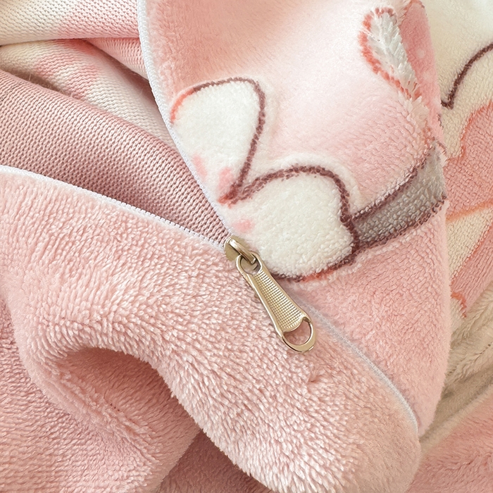 91家纺网 家纺一手货源 找家纺 懒猫家纺 2025新款印花牛奶绒雕花四件套 兔恋草莓