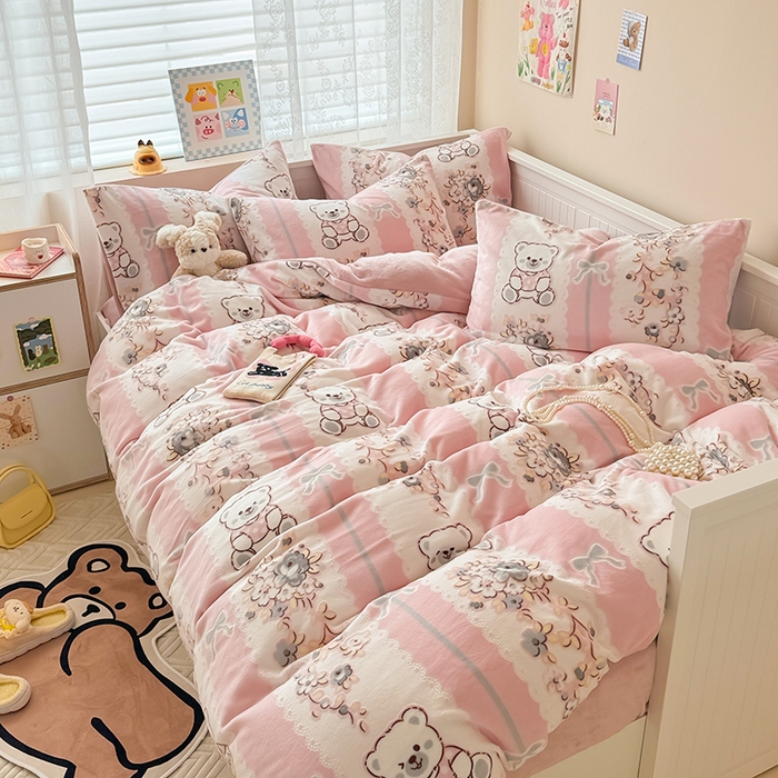 91家纺网 家纺一手货源 找家纺 懒猫家纺 2025新款印花牛奶绒雕花四件套 小熊多多