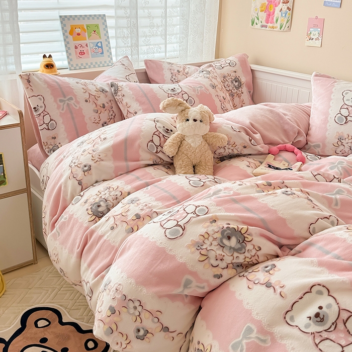 91家纺网 家纺一手货源 找家纺 懒猫家纺 2025新款印花牛奶绒雕花四件套 小熊多多