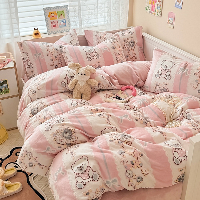 91家纺网 家纺一手货源 找家纺 懒猫家纺 2025新款印花牛奶绒雕花四件套 小熊多多