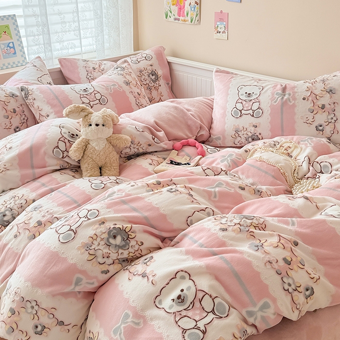 91家纺网 家纺一手货源 找家纺 懒猫家纺 2025新款印花牛奶绒雕花四件套 小熊多多