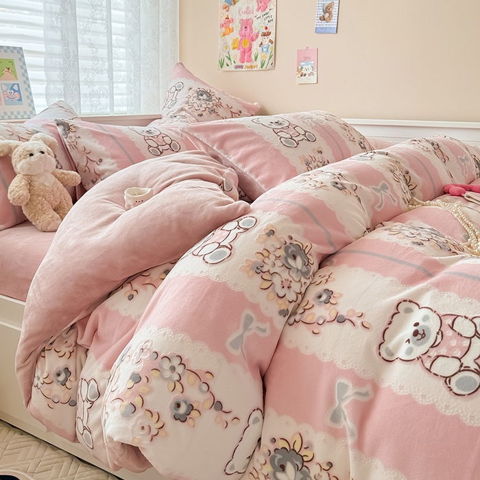 91家纺网 家纺一手货源 找家纺 懒猫家纺 2025新款印花牛奶绒雕花四件套 小熊多多