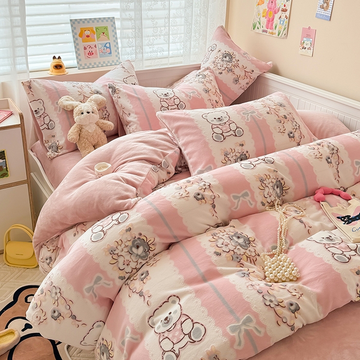 91家纺网 家纺一手货源 找家纺 懒猫家纺 2025新款印花牛奶绒雕花四件套 小熊多多