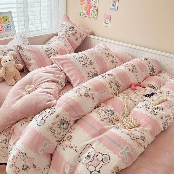 91家纺网 家纺一手货源 找家纺 懒猫家纺 2025新款印花牛奶绒雕花四件套 小熊多多