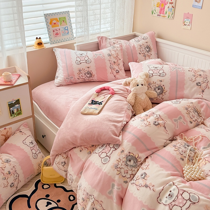 91家纺网 家纺一手货源 找家纺 懒猫家纺 2025新款印花牛奶绒雕花四件套 小熊多多