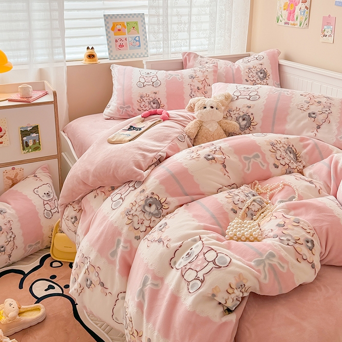 91家纺网 家纺一手货源 找家纺 懒猫家纺 2025新款印花牛奶绒雕花四件套 小熊多多