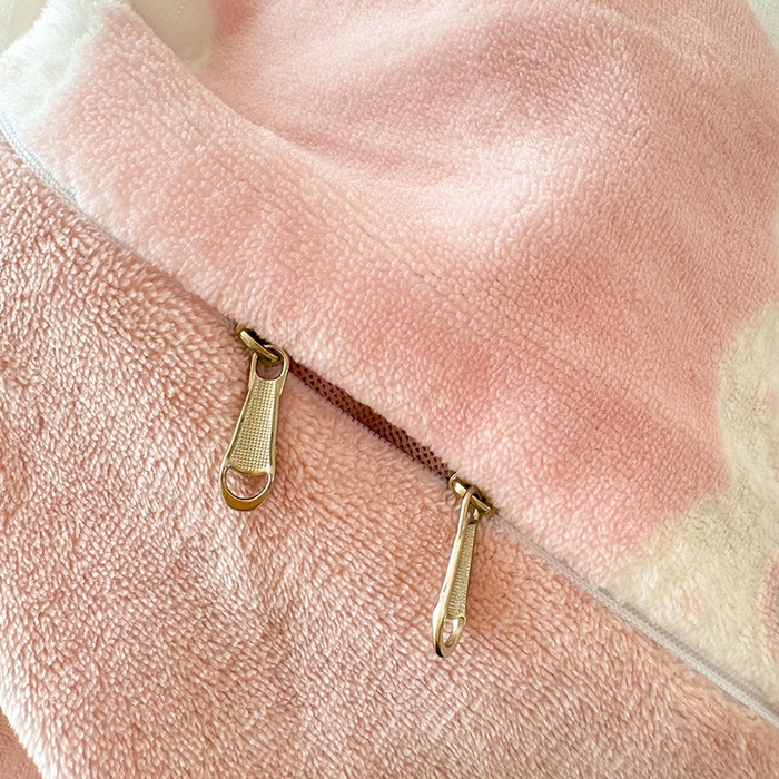 91家纺网 家纺一手货源 找家纺 懒猫家纺 2025新款印花牛奶绒雕花四件套 小熊多多