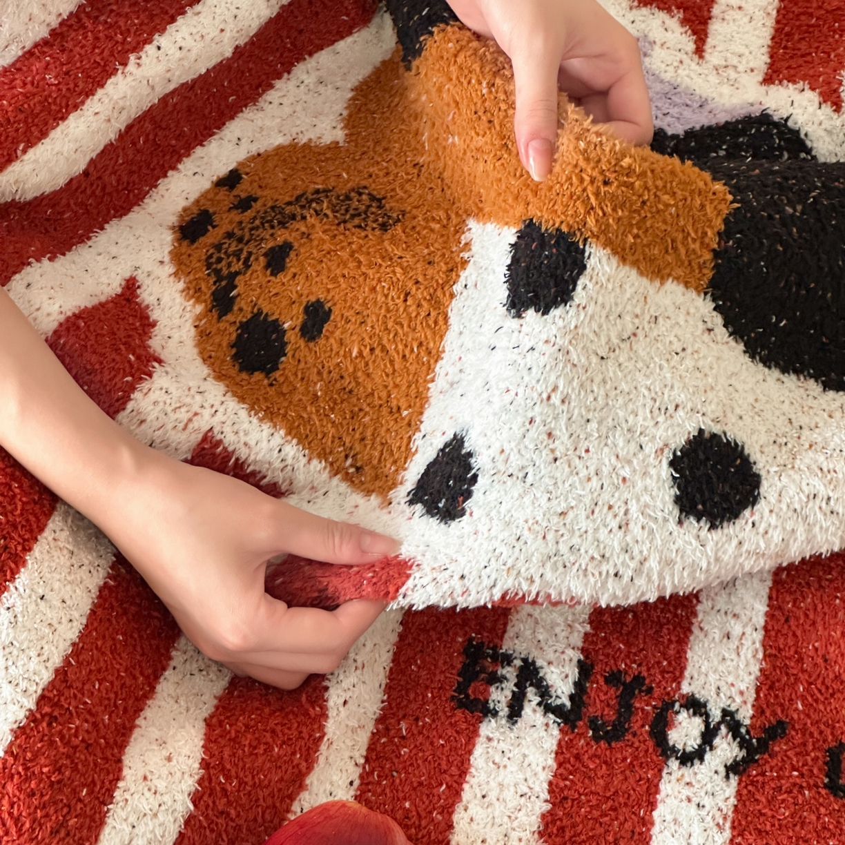 91家纺网 家纺一手货源 找家纺 觅糖家纺 2025新款卡通半边绒毛毯毯子系列 条纹小狗