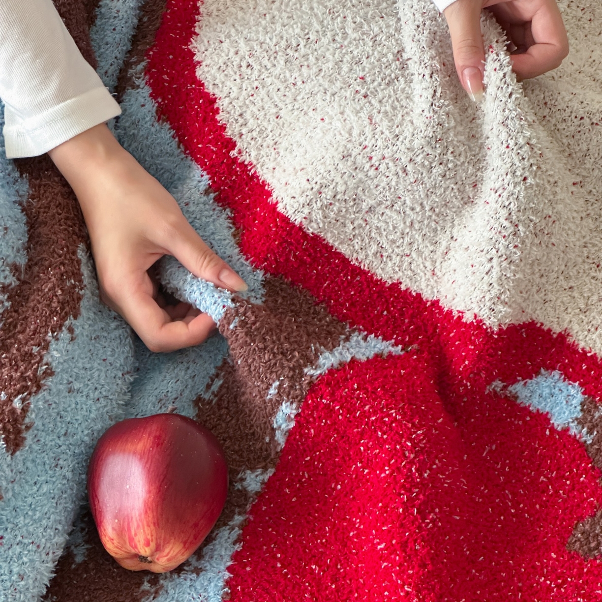 91家纺网 家纺一手货源 找家纺 觅糖家纺 2025新款卡通半边绒毛毯毯子系列 樱桃苹果