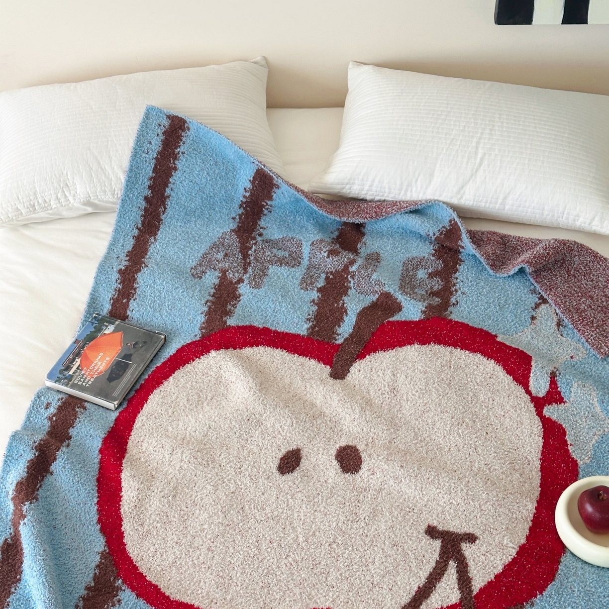 91家纺网 家纺一手货源 找家纺 觅糖家纺 2025新款卡通半边绒毛毯毯子系列 樱桃苹果