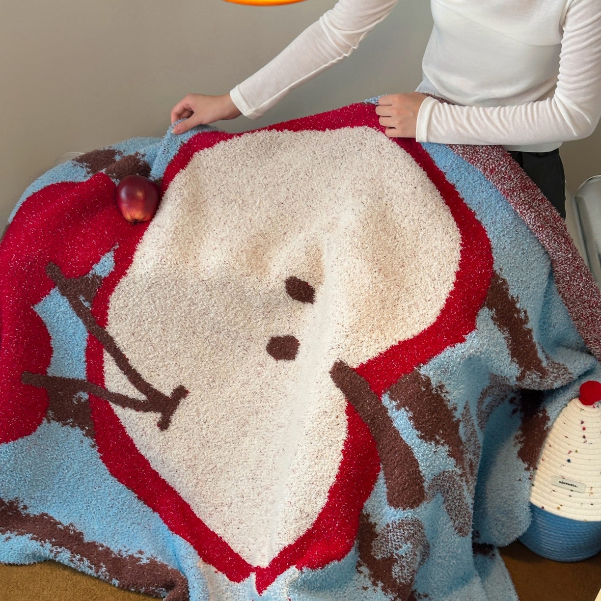 91家纺网 家纺一手货源 找家纺 觅糖家纺 2025新款卡通半边绒毛毯毯子系列 樱桃苹果