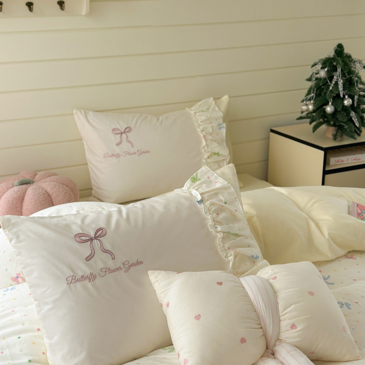 91家纺网 家纺一手货源 找家纺 觅糖家纺 2025新款双层纱刺绣花边四件套系列 雾中蝶舞