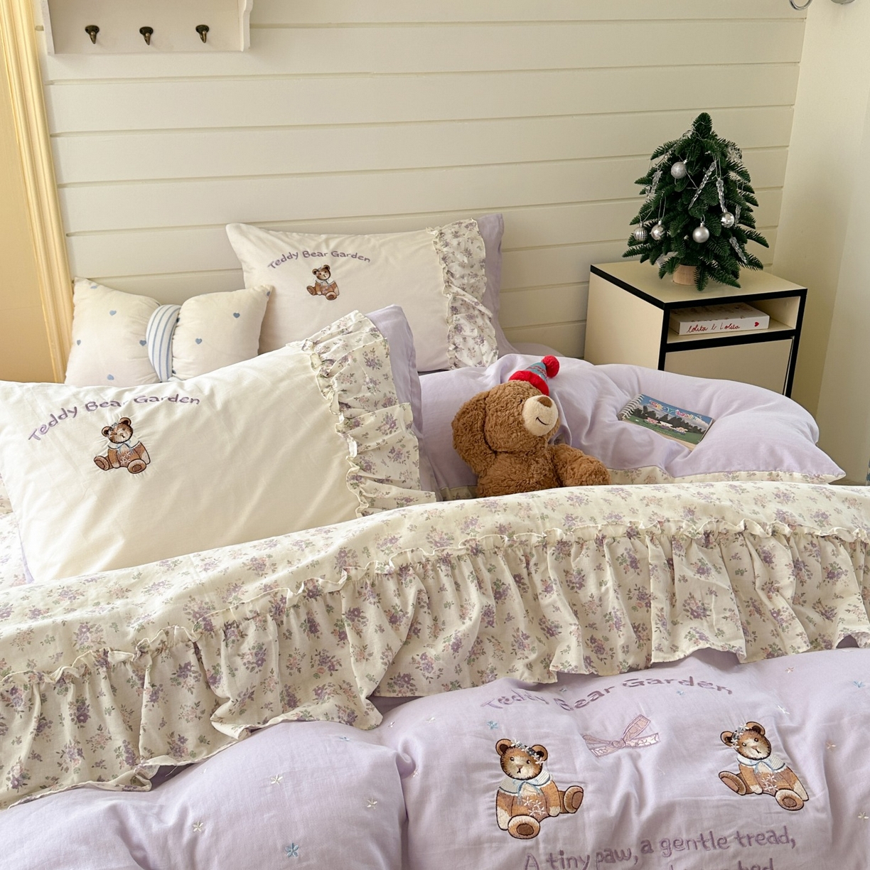 91家纺网 家纺一手货源 找家纺 觅糖家纺 2025新款双层纱刺绣花边四件套系列 花园小熊